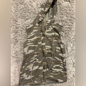 Stylish camouflage vest- size XL